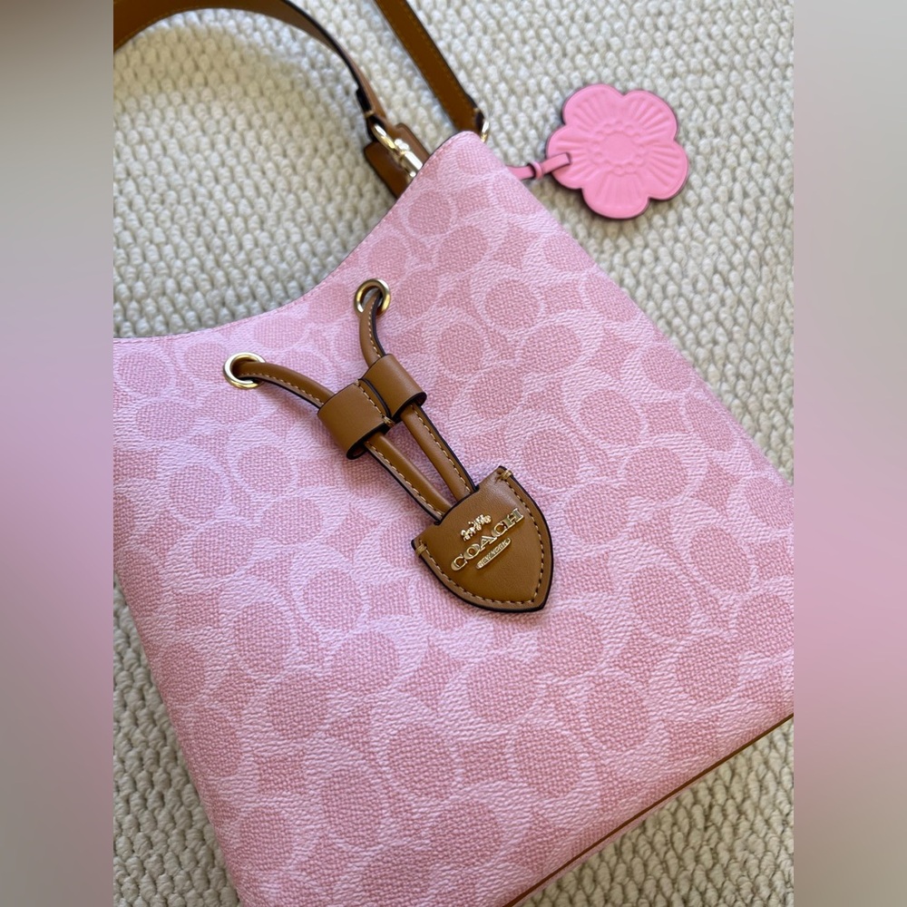 Coach Pink Crossbody Bag
Size: 21cm - Picture 2 of 8